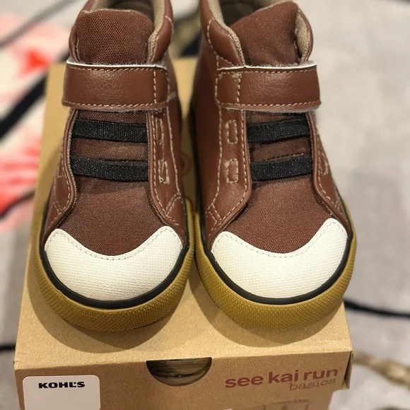 See Kai Run Brown Sneakers with White and Black Details - Picture 1 of 6